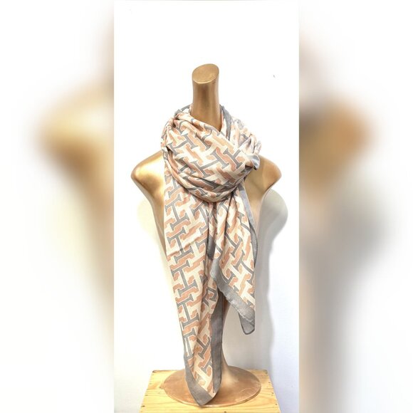 🆕️ 💖💖Pink & Grey Monogram Scarf - Picture 1 of 1